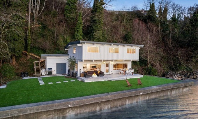 Des Moines Maison | New! Des Moines Diamond Luxe Beachfront Getaway