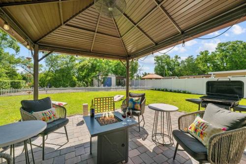 Forest City Maison | New Design-Movie Night Bar-Fire Pit-Hammocks-Games