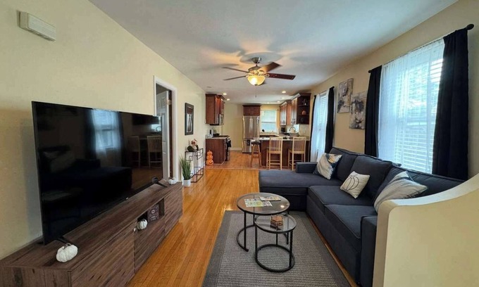 Salem Appartement | NEW Downtown Central Salem Retreat 2bd W/parking