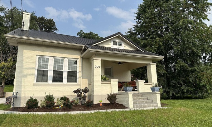 Irvine Maison | New Downtown Irvine 3/2 home w/king bed. Near Red River Gorge, Berea, Lex.
