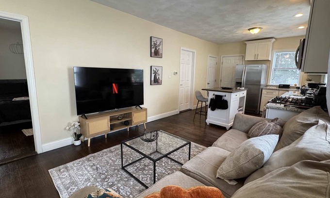 Salem Appartement | NEW Downtown Salem Retreat 3BD W/ Parking