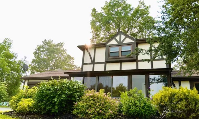North Greece Maison | New English Cottage by Ontario Lake