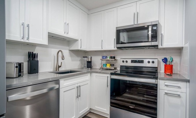 Evanston Maison | New Entire Basement/King Bed/AC/Mountains and YYC
