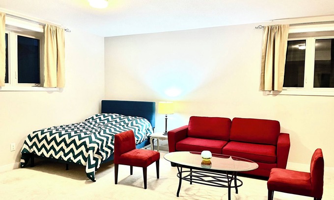 Ottawa Division Maison | New Entire Upper level basement suite. Bright and spacious. Pet friendly.