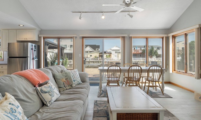 Beach Haven West Maison | New Family Lagoon Rental w/Beach and Kids Gear, Outdoor Shower, Kayaks and Fun