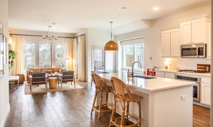 Benbrook Maison | New Farmhouse-Modern Home Close to Everything and pet friendly!