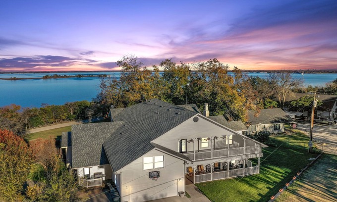 Lake Whitney Maison | Exceptional group “Entertainment” home