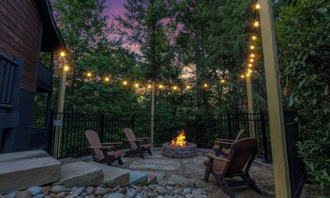 Gatlinburg - Pigeon Forge Cabine | NEW|Fire Pit|Pool|Game Room|Arcade|Fam Friendly