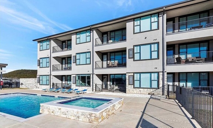 Graford Copropriété | New! PK Lake - Luxurious Condo w/ Pool, Hot Tub, Fire Pit, Grills, Gym & Laundry