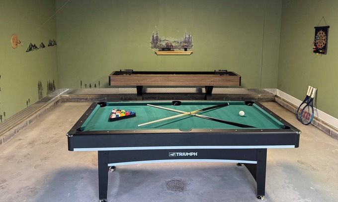Albrightsville Cabine | NO cleaning or pup fee! Pet friendly cozy cabin with hot tub, 5 lakes, 2 pools!