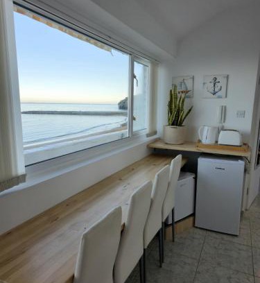 Gibraltar Appartement | New! Gibraltar Beachfront Apartment, Sleeps 3
