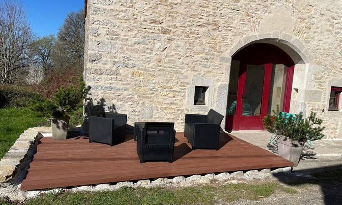 Baresia-sur-l'Ain Maison | Gite neuf dans ferme franc-comtoise 18ème siècle au cœur de la région des Lacs