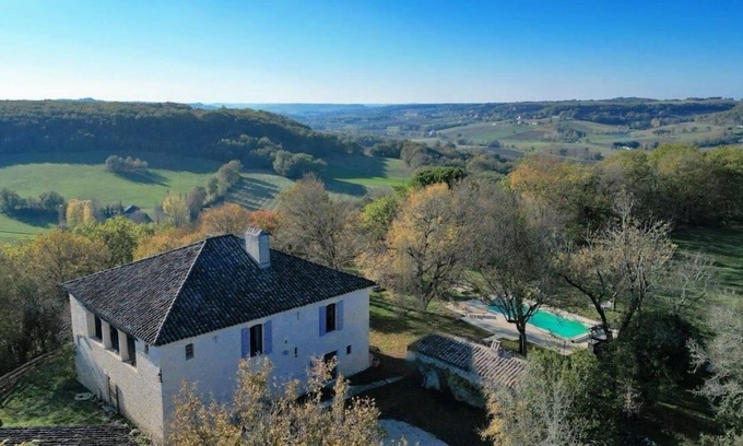 Sainte-Alauzie Appartement | Nouveau Gîte avec piscine au sud du Lot, dans un parc de 5 ha