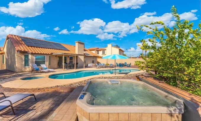 Glendale Maison | *NEW* Gorgeous Desert Oasis! Heated Pool & Hot Tub