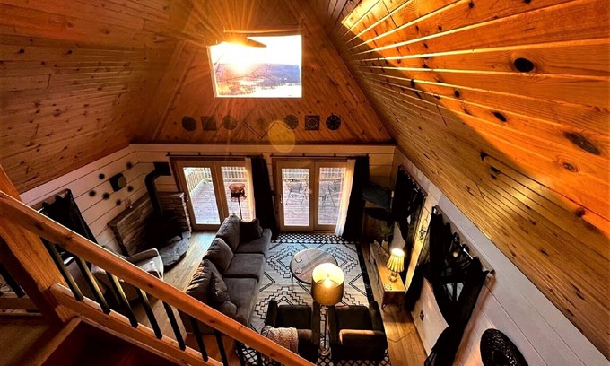 De Soto Cabine | NEW!!! GRAND VIEW -- Rustic Ridge Chalet, hot tub, river view, privacy