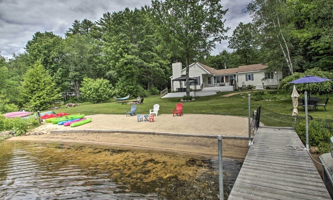 Barnstead Maison | Maison Locke Lake avec plage privée, quai et radeaux!