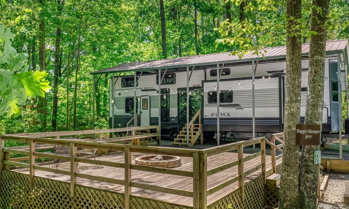 Fort Payne Maison | Happy Glamper RV with large fire pit and deck! Wi-Fi | Dog Friendly | Hammock