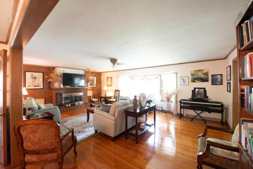 West New Haven Maison | New Haven Comfort, 5BR, Fireplace, Yard