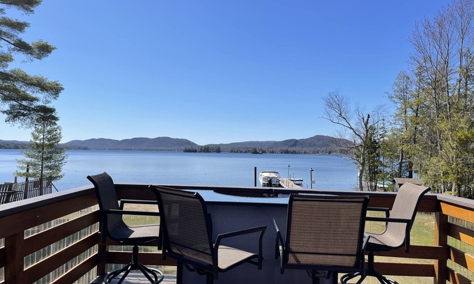 Inlet Cabine | Nouveau! Maison d'artisan historique sur les rives du 4ème lac disponible pour la 1ère fois!