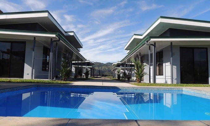San Isidro de El General Maison | New Home with A/C | Wi-Fi | W&D | Smart TV | Full Kitchen | Pool | Free Parking