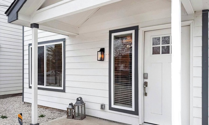 Denver Heights Maison | NEW Home 3 mi to Downtown & Riverwalk Near BMT grad 1mi to Alamodome-FrostBank