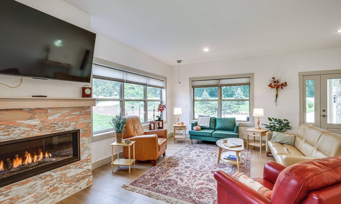Pine Island Maison | New Home in Pine Island w/Yard!