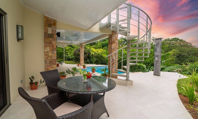 Ciudad Cortes Maison | Nouvelle maison nichée entre plage et montagnes avec vue à 360 ° et piscine à débordement