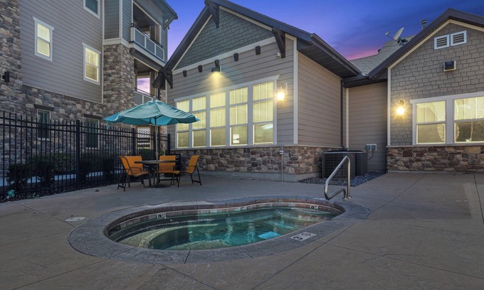 South Jordan Maison | New-home suite home+fireplace+ski+hot tub+21 mi. to SLC