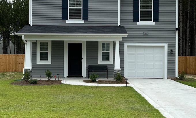 Five Points Maison | New home w/ private fenced yard by Carolina Horse Park. 20 min to Pinehurst.