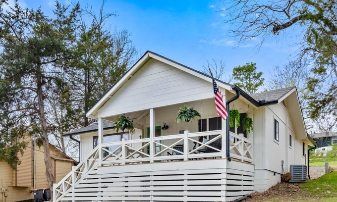 Beaver Shores Cottage | New! Hot Tub, Lake Access, Close to trails & Downtown Rogers, Dogs OK