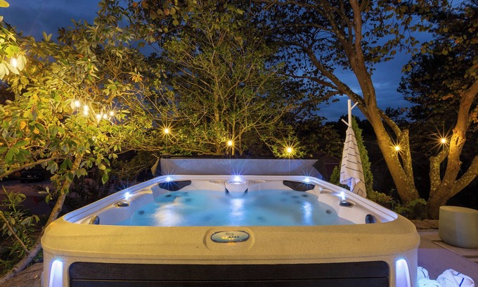 Shelbyville Maison | NEW: Hot Tub, Pool, Fully Loaded, 10 min to Bulleit, Between LOU and LEX.