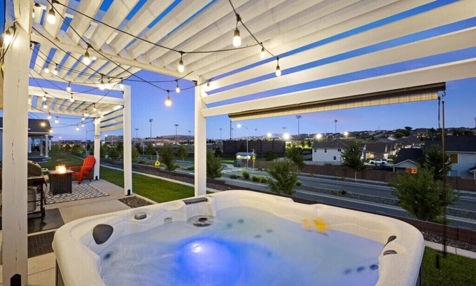 Tri-Cities Maison | New house!! Outdoor Hot tub with beautiful sunset views