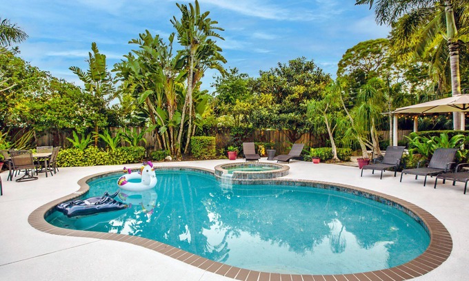 Bradenton Maison | NEW! Htd Pool, Spa, Firepit ~ 3 Kings+Chef Kitchen