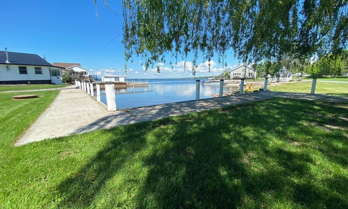 Dexter Maison | Accueil du lac Ontario avec quai de 32 mètres Safe Harbor Watertown / Sackets