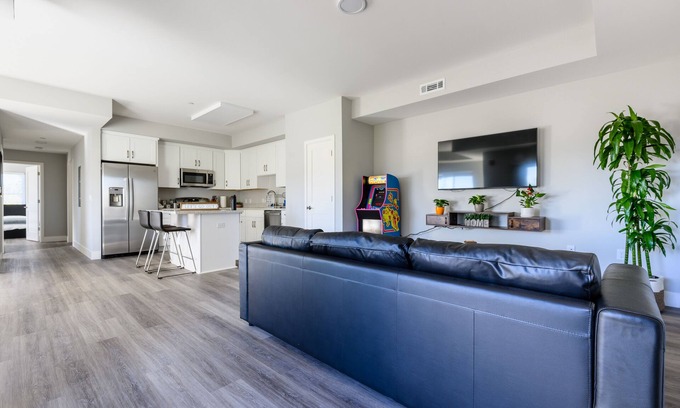 Campbell Appartement | NEW King bed Apt w/fast WI-FI, centrally located!