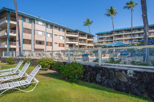 Historic Kailua Village Maison | New! Kona Reef Resort Oceanfront 2 Bdrm, 2 Bath D-11 Right on the Ocean! Casago Kona