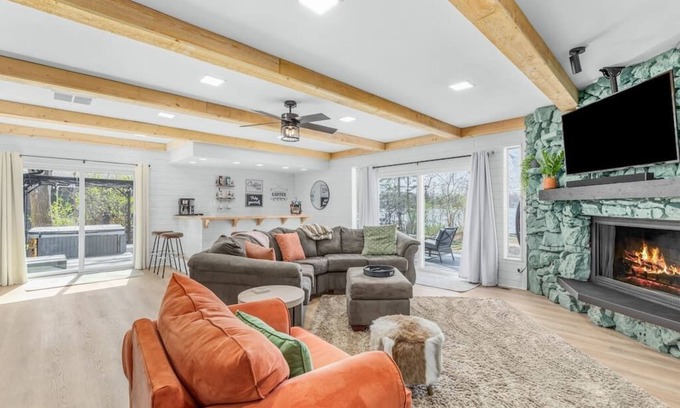 Commerce Township Maison | NEW Lake Front W/ Private Dock, Hot Tub & Sauna!