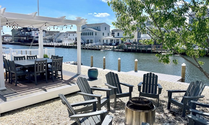 Beach Haven West Maison | NEW Lagoon-Front Escape with Decks, Kayaks & Fire Pit – Near LBI