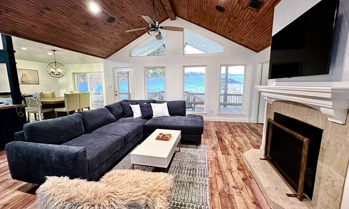 Cedar Creek Reservoir Maison | New Lakefront Home-Private Dock on Open Water in Convenient Location, Cul de sac