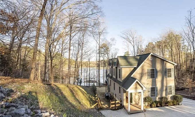 Central Maison | NEW!Lakefront retreat with huge dock, private cove. Perfect for Clemson Football