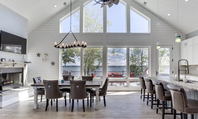 St. Leonard Maison | NEW: Life on the River! Luxury estate with jacuzzi and private pier!