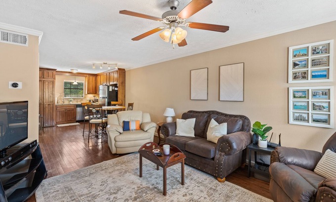 Auburn Appartement | New Listing! 2/2 Auburn Apartment ~ Pets Welcome!
