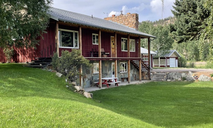 Wolf Creek Maison | NEW LISTING!!! 4 BR 2 BATH- PRIVATE Retreat Sleeps 12!!! Large Boat parking!