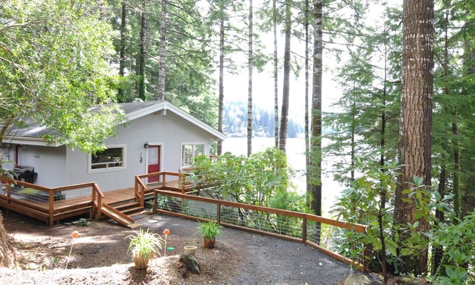 Florence Cabine | New Listing! Adorable lakefront cabin on Mercer lake, private dock, kayaks, gas grill