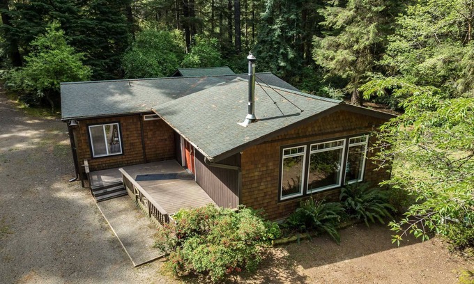 Florence Maison | New Listing! Adorable spacious home on a large private lot near the dunes and Old Town Florence.