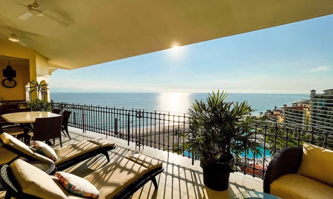 Marina Vallarta Copropriété | New Listing - Beachfront Luxury Penthouse BVG