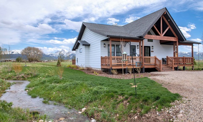 Leigh Creek Estates Maison | NEW LISTING: Charming Farmhouse w/Unmatched Teton Views: Quiet, AC & Hot Tub