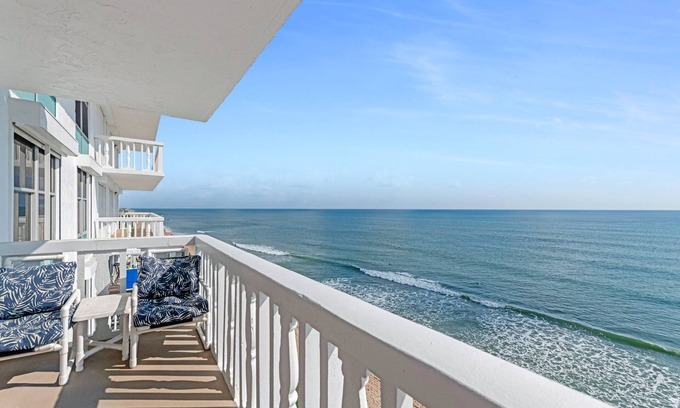 Aquarius Oceanfront Copropriété | New listing! Direct oceanfront condo with private balcony overlooking the pool and beach