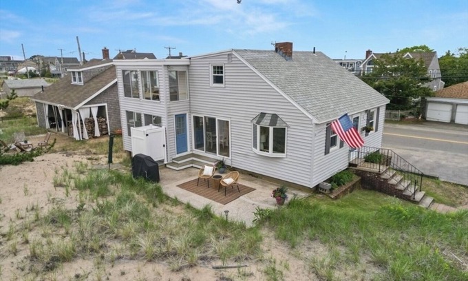 Newbury Maison | NEW LISTING DISCOUNT Oceanfront on Plum Island w/ 4+ bedrooms. Family friendly!