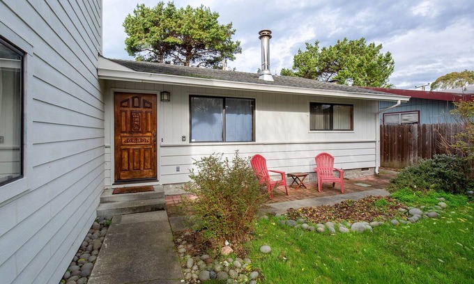 Pacific Maison | 🌲☮️New Listing! Enjoy Arcata as the locals do, pet friendly, cozy & comfortable!